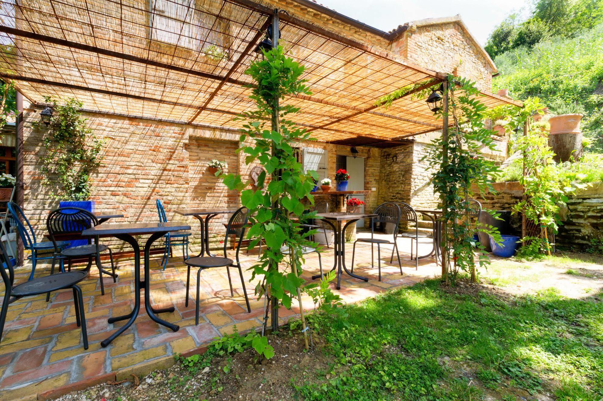 B&B La Residenza Del Poeta Montesicuro Buitenkant foto